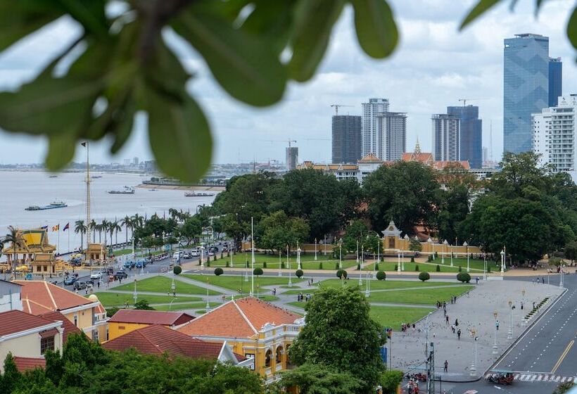 Отель The Frangipani Royal Palace