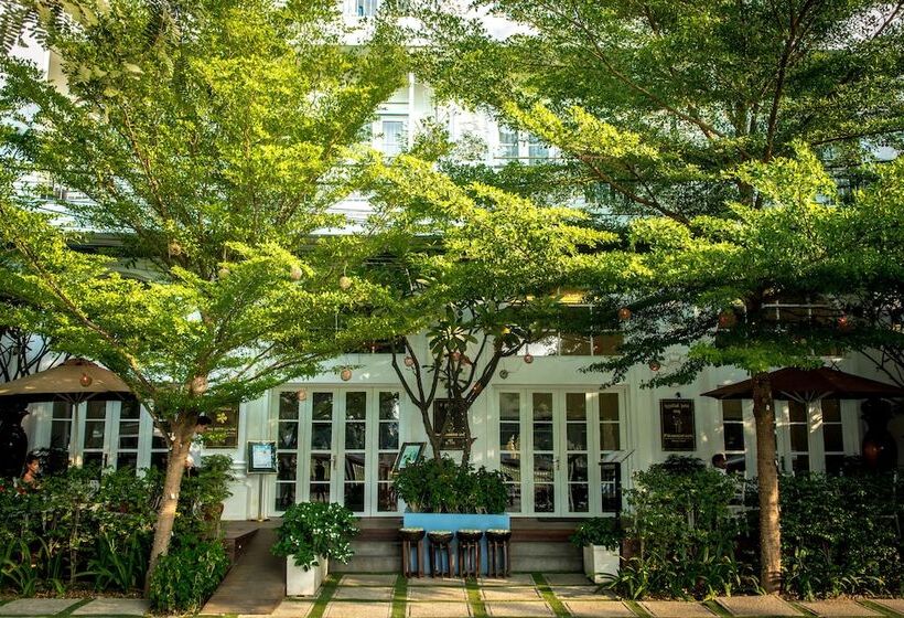 Отель The Frangipani Royal Palace