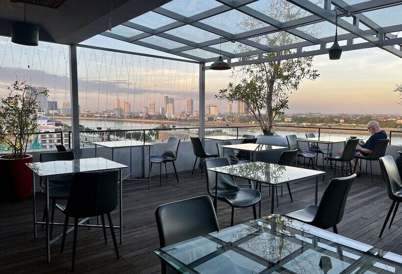 Отель The Frangipani Royal Palace