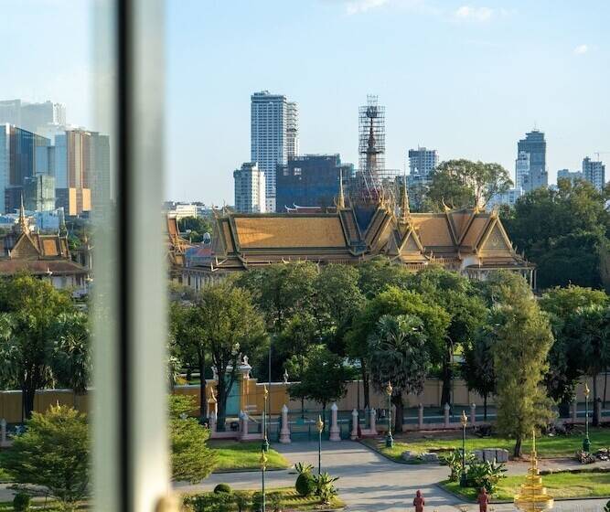 Отель The Frangipani Royal Palace