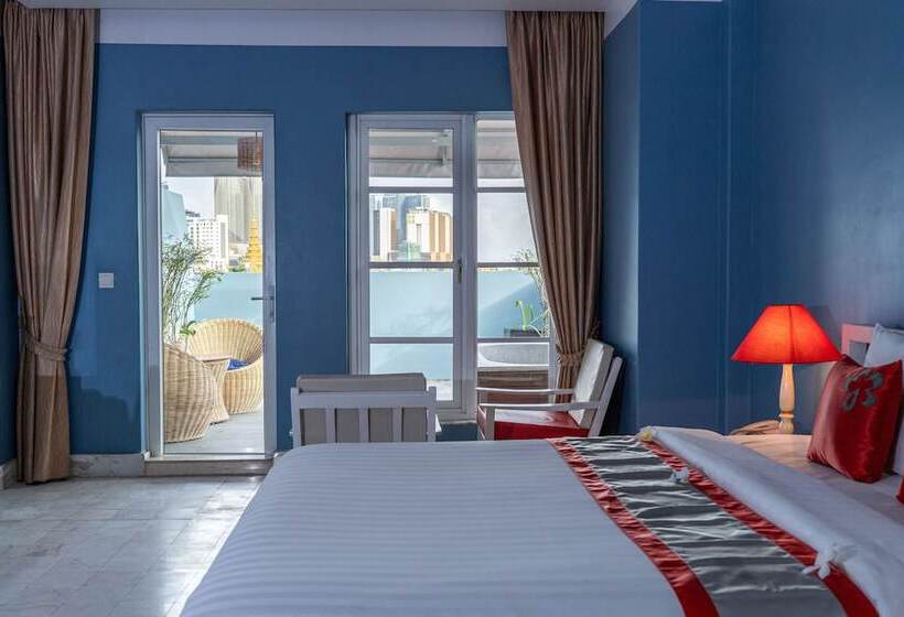 Отель The Frangipani Royal Palace