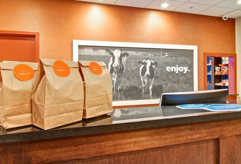בית מלון כפרי Hampton Inn & Suites By Hilton Red Deer
