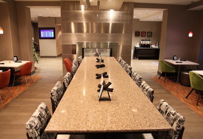 בית מלון כפרי Hampton Inn By Hilton Calgary Airport North