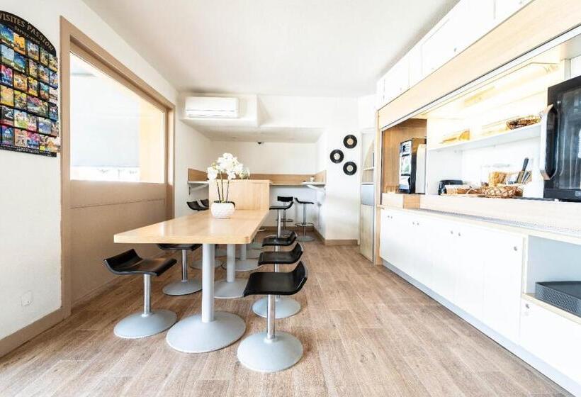 בית מלון כפרי Kyriad Direct Brignoles   Provence Verte