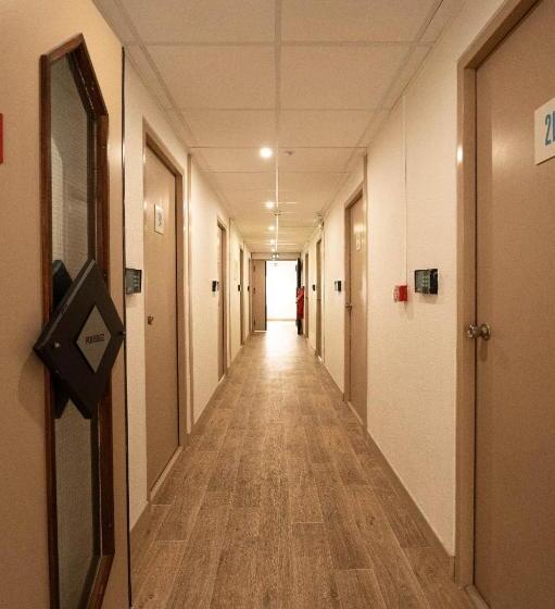 בית מלון כפרי Kyriad Direct Brignoles   Provence Verte