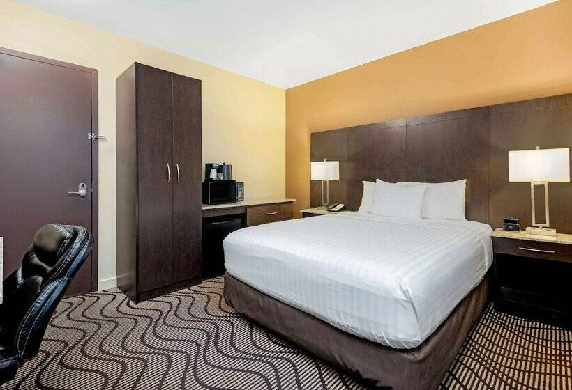 فندق La Quinta By Wyndham Oshawa