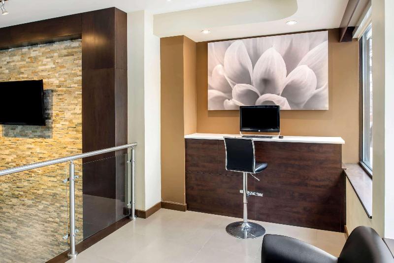 فندق La Quinta By Wyndham Oshawa