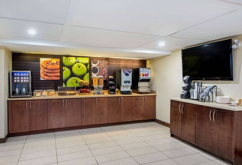 فندق La Quinta By Wyndham Oshawa