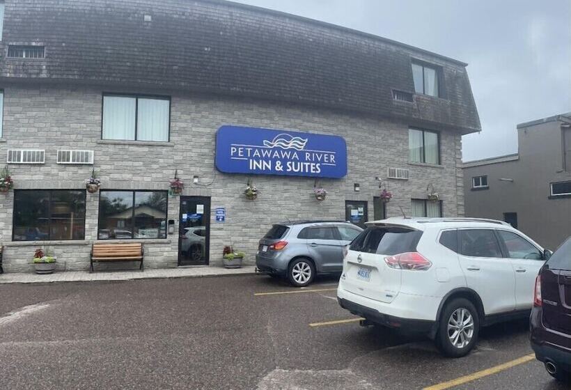 فندق Petawawa River Inn & Suites