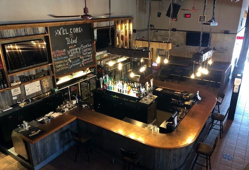 فندق Petawawa River Inn & Suites