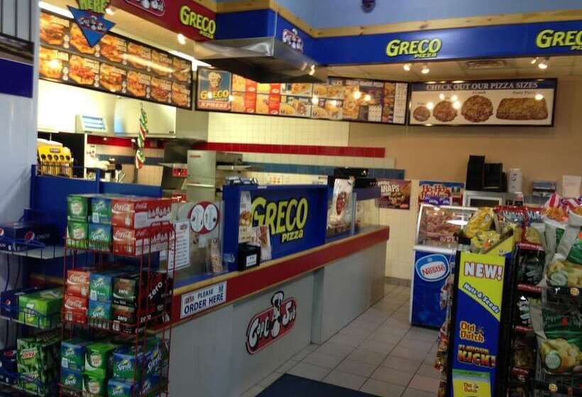 فندق Petawawa River Inn & Suites