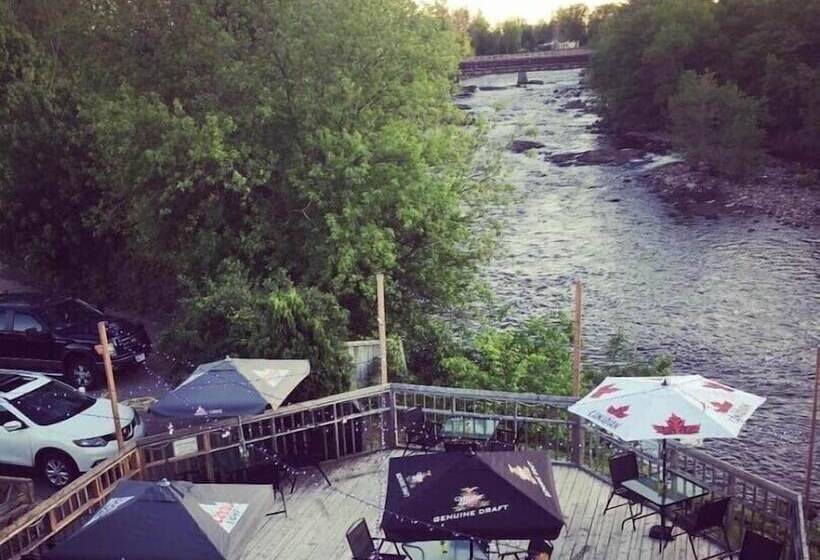 فندق Petawawa River Inn & Suites