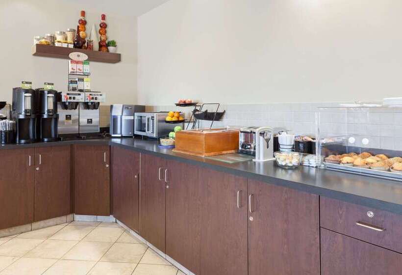 ホテル Ramada By Wyndham Weyburn