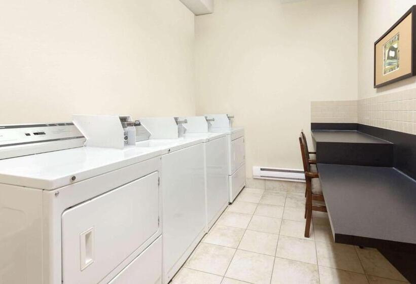 ホテル Ramada By Wyndham Weyburn