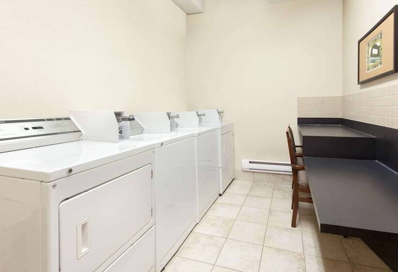 فندق Ramada By Wyndham Weyburn