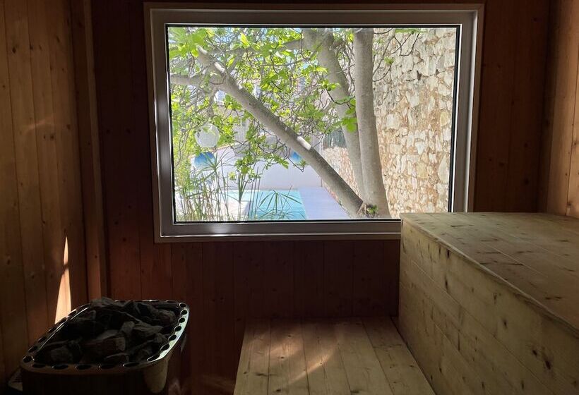 Отель De La Plage Mahogany