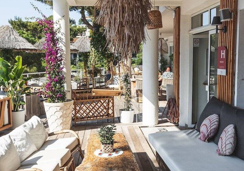 Отель De La Plage Mahogany