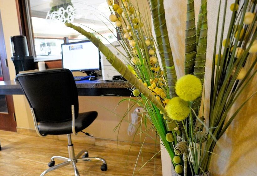 فندق Super 8 By Wyndham Fox Creek