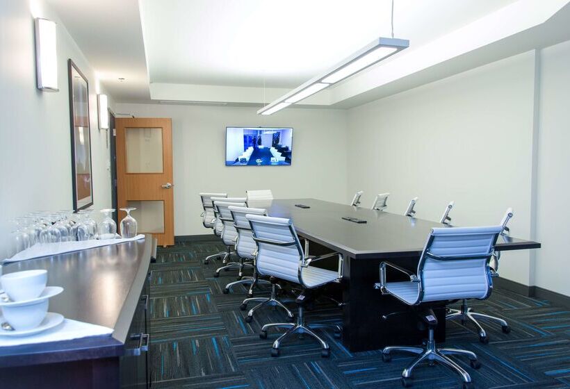 The Grand Winnipeg Airport Hotel By Lakeview