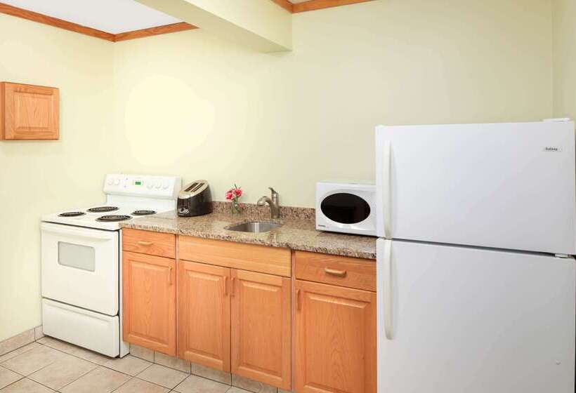 فندق Travelodge By Wyndham Golden Sportsman Lodge