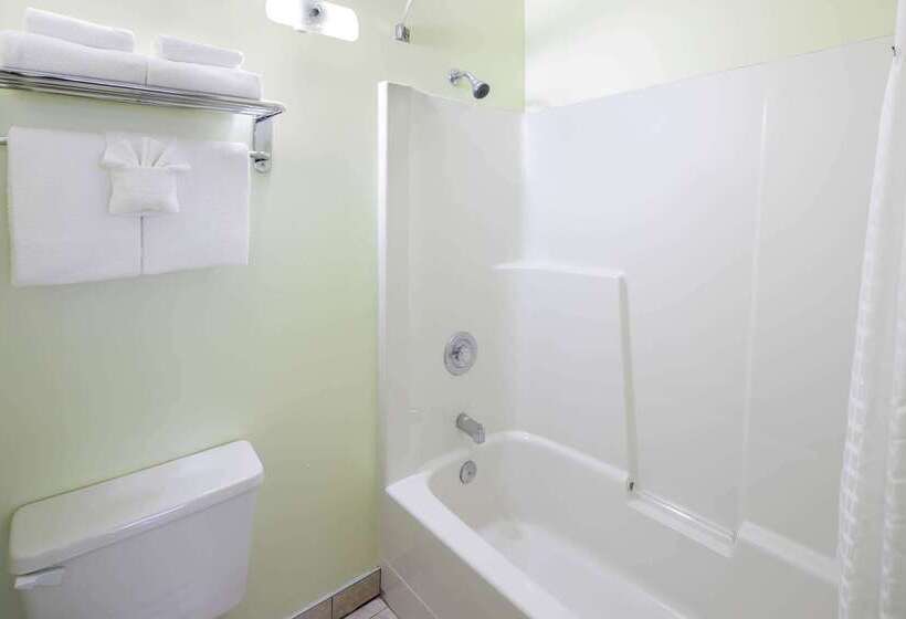 فندق Travelodge By Wyndham Golden Sportsman Lodge