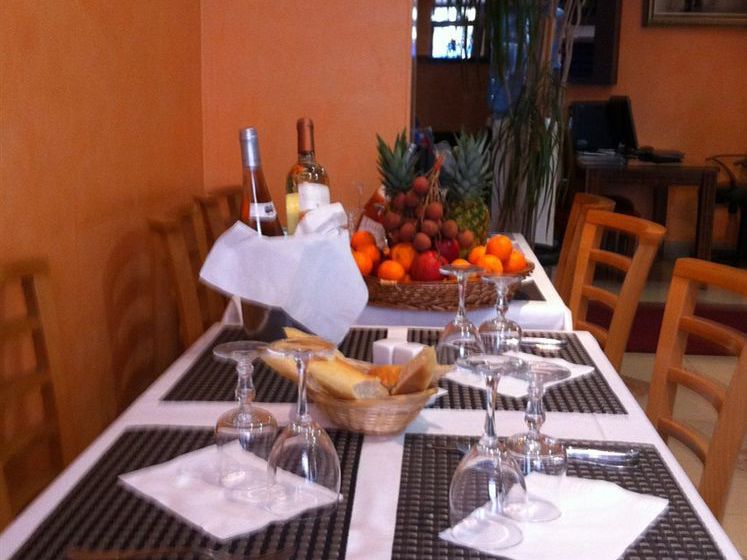 Le Pasteur Hotel La Courneuve