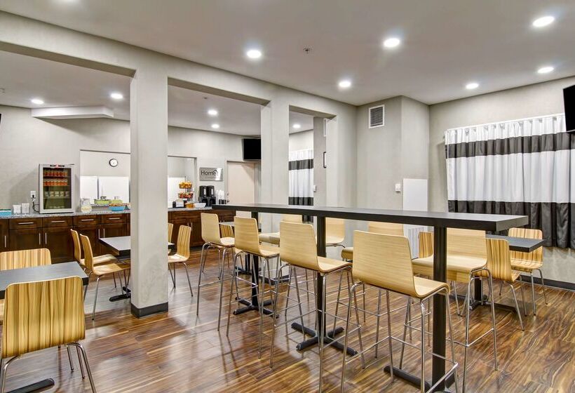 فندق على الطريق Home Inn Medicine Hat