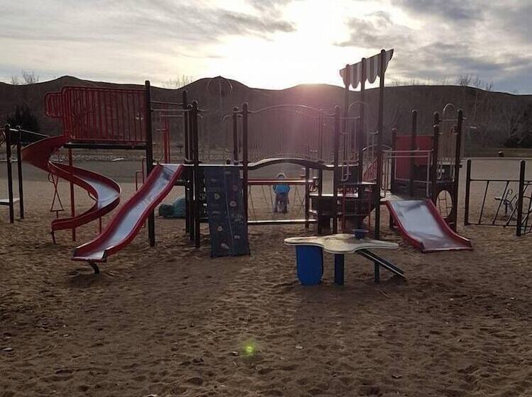 فندق على الطريق Home Inn Medicine Hat