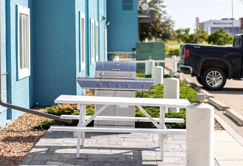 فندق على الطريق Home Inn Medicine Hat