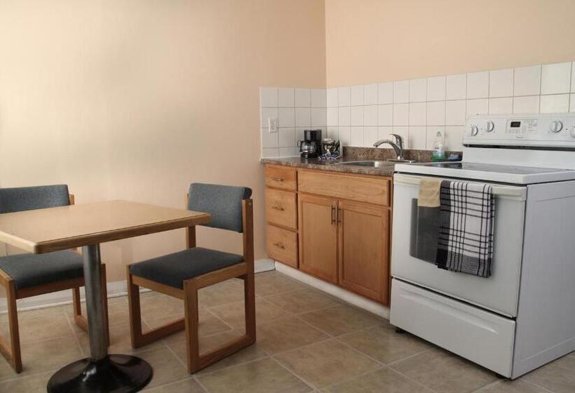 فندق على الطريق Perth Plaza Inn & Suites