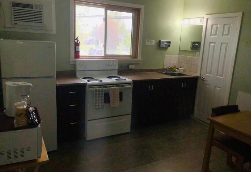 فندق على الطريق Perth Plaza Inn & Suites