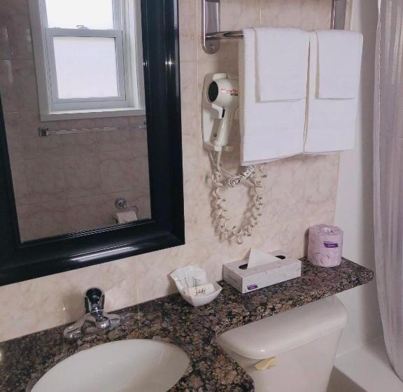 فندق على الطريق Perth Plaza Inn & Suites