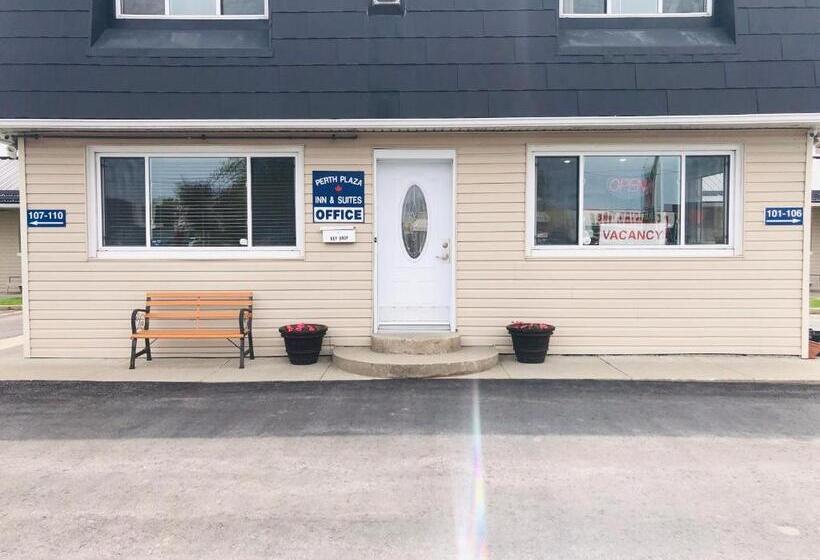 فندق على الطريق Perth Plaza Inn & Suites