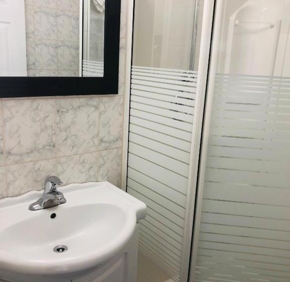 فندق على الطريق Perth Plaza Inn & Suites