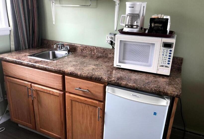 فندق على الطريق Perth Plaza Inn & Suites