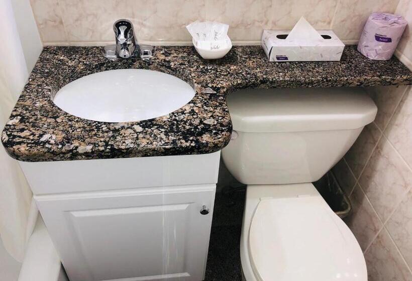 فندق على الطريق Perth Plaza Inn & Suites