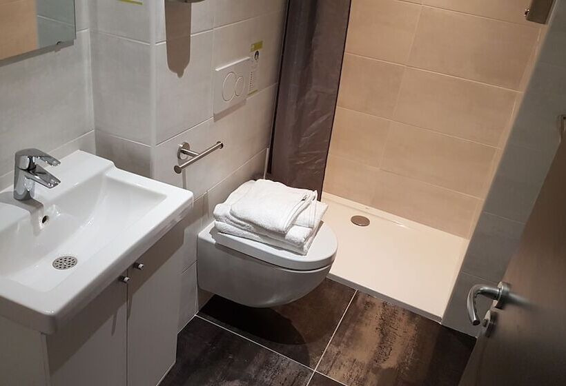 Logis Hotel Yseria   Historical Center