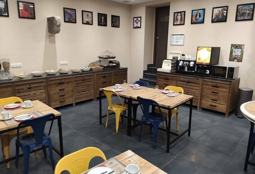 Logis Hotel Yseria   Historical Center