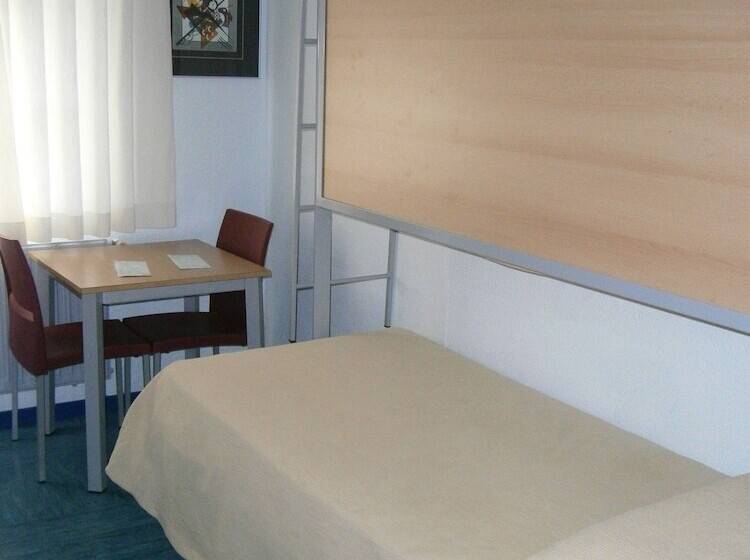 Albergue Inturjoven Huelva   Hostel