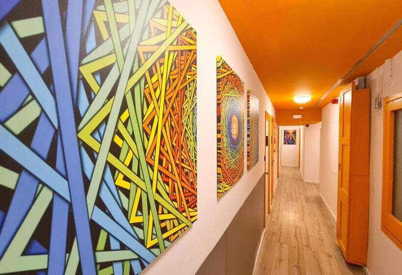 مسافرخانه Arc House Gracia