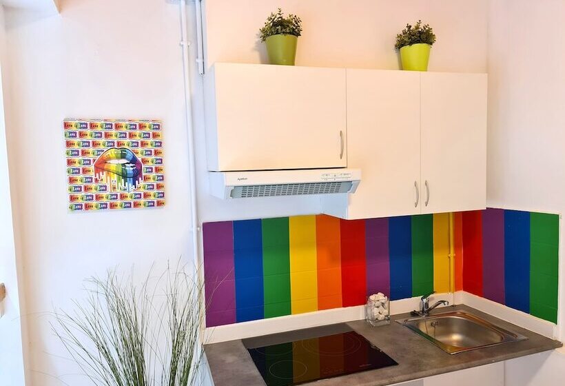 مسافرخانه Arc House Gracia