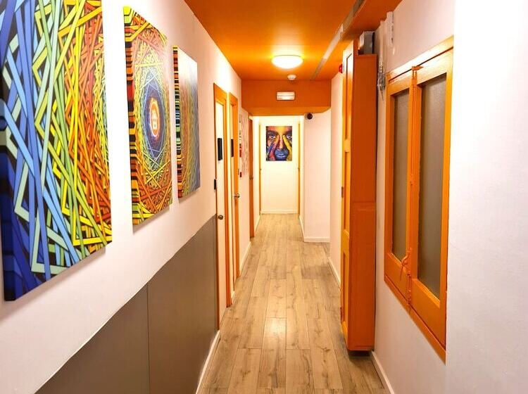 مسافرخانه Arc House Gracia