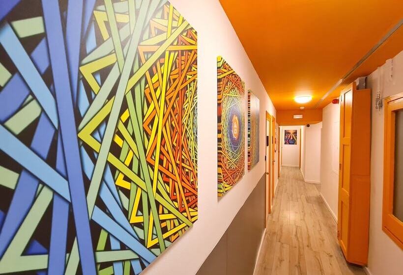 مسافرخانه Arc House Gracia