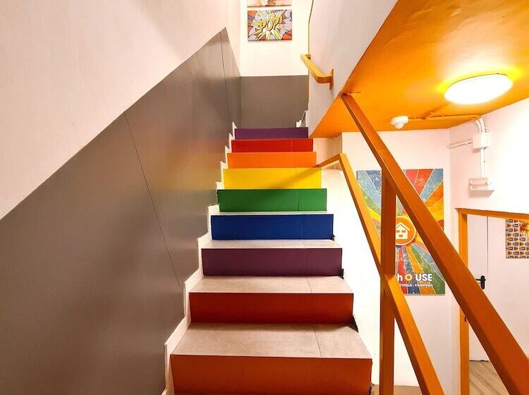 مسافرخانه Arc House Gracia