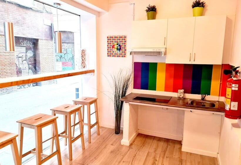 مسافرخانه Arc House Gracia