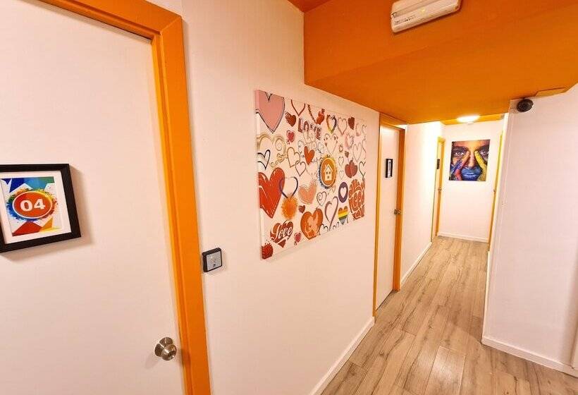 مسافرخانه Arc House Gracia