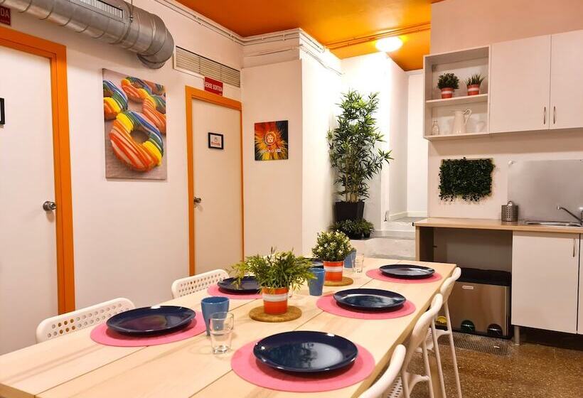 مسافرخانه Arc House Gracia