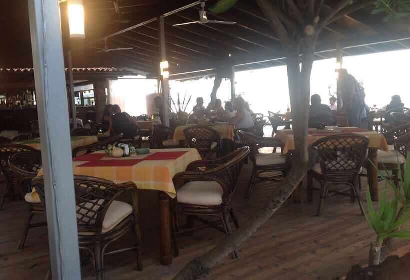 Отель Ninos On The Beach