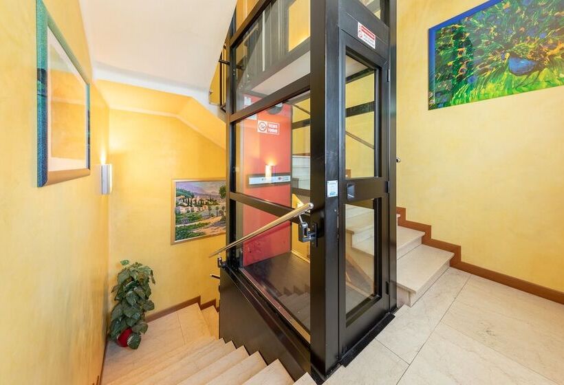 Отель Nuova Aurora Venice