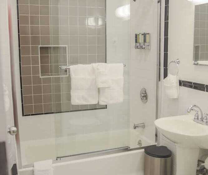 فندق The Box House